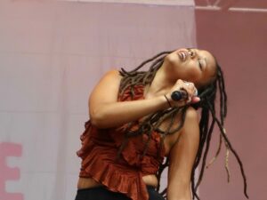 Camille Yembe au festival Jardin sonore de Vitrolles en juillet 2025
