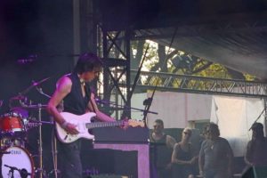 Jeff Beck et Johnny Depp au festival Jardin sonore de Vitrolles le 23 juillet 2022