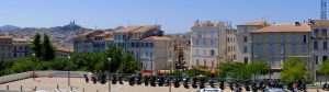 Le parvis de la gare Saint Charles à Marseille