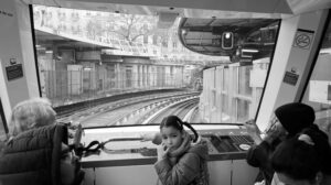 Devant la rame de métro à Paris