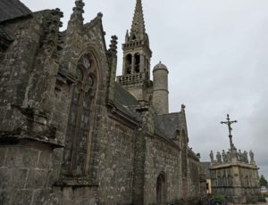 L'église de Confort Meilars et son calvaire